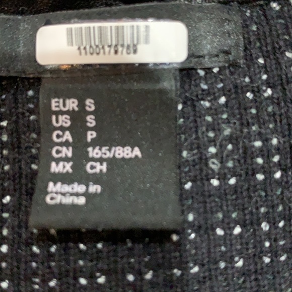 Warm sweater, no zipper no buttons. Shorter on back - Picture 6 of 14